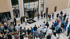 Persone riunite per un evento all'aperto davanti a un edificio