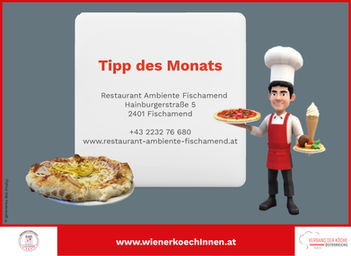 Koch hält eine Pizza und Eis in der Hand