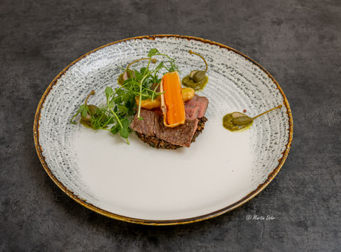 Ali Gadzhiev - Wald & Weide - Rosa Beiried · Schwammerl · Gemüse im Tempurateig