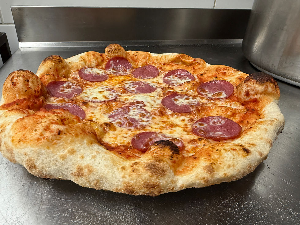 Pizza Salami nach neapolitanischer Art im Restaurant Ambiente Fischamend