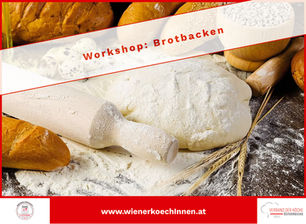 Brotteig und fertige Brote sowie ein Nudelholz