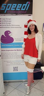 Tanja Helm in Weihnachtsoutfit - Gründerin speedi Werbeagentur