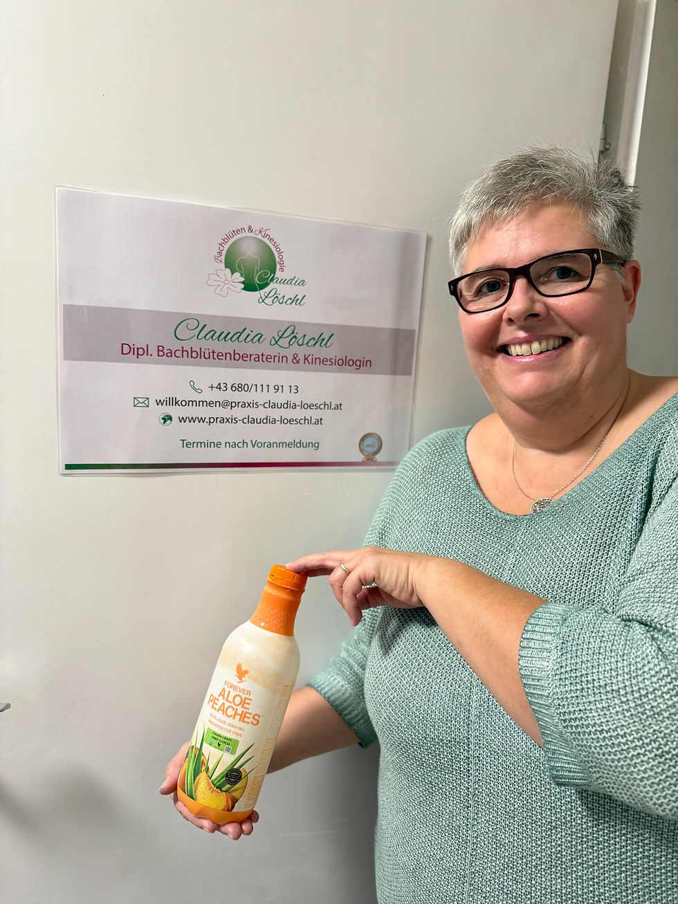 Claudia Loeschl vor ihrem Praxisschild