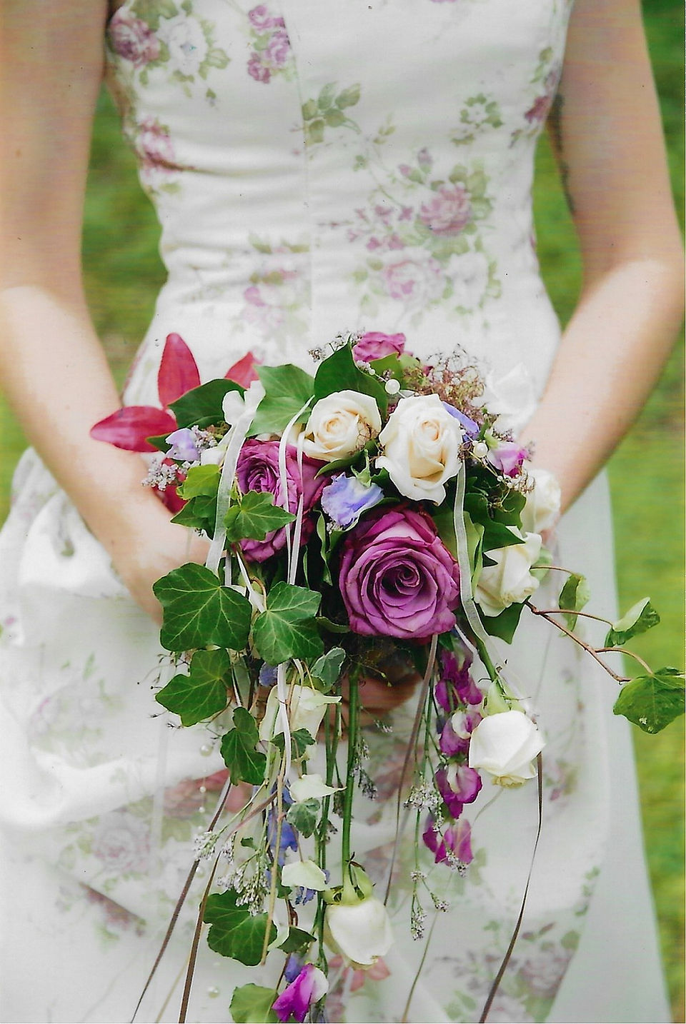 Hochzeitstrauß mit violetten und cremefarbenen Rosen sowie Efeu