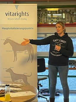 Tanja Klawuhn zeigt die Anwendung des Beosigners