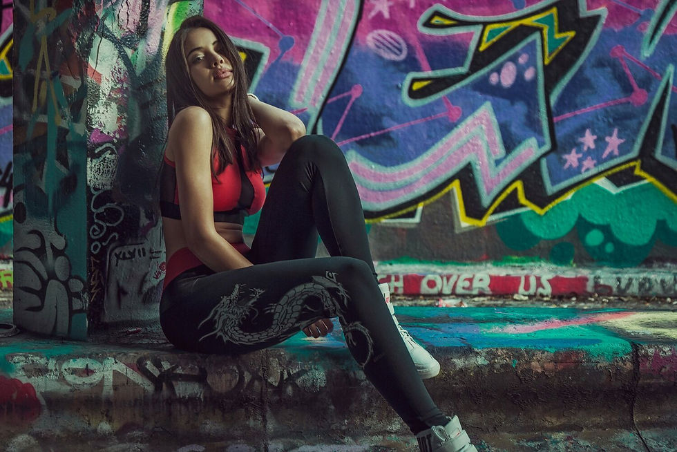 modelo fitness con top rojo y leggin o mallas negras Superhot de www.tutienda-fitness.com