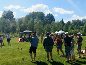 Midsommarkubben i Hede lockade flera hundra