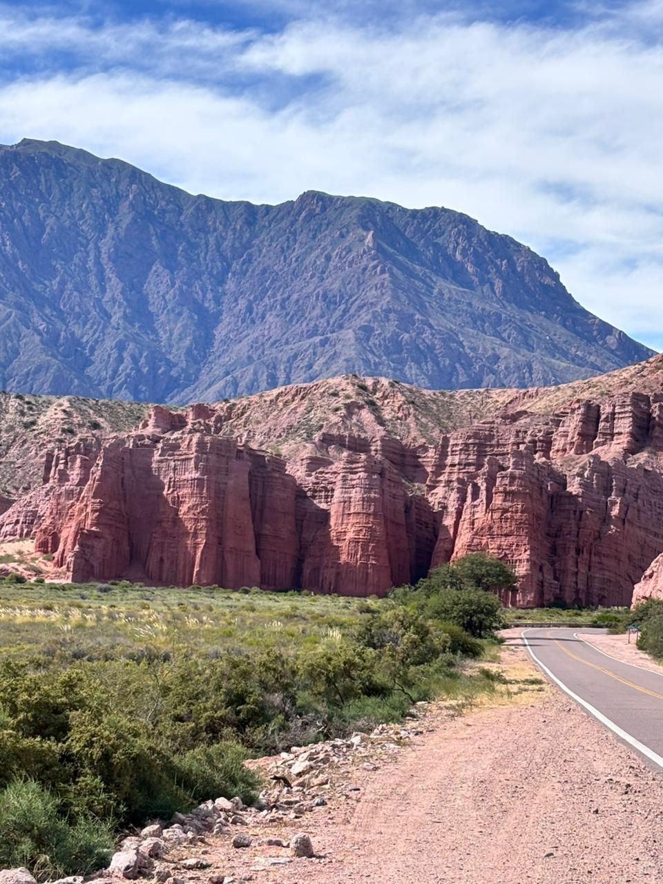 e Los Castillos, uma formação rochosa que remete a antigas fortalezas esculpidas pelo vento e pelo tempo.