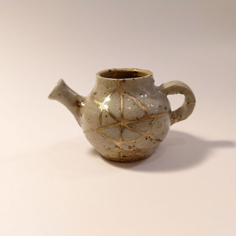 Kintsugi sur une miniature en céramique 22