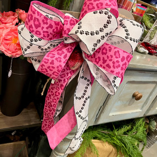 Pink leopard print and white chain link ribbon decorative bow.