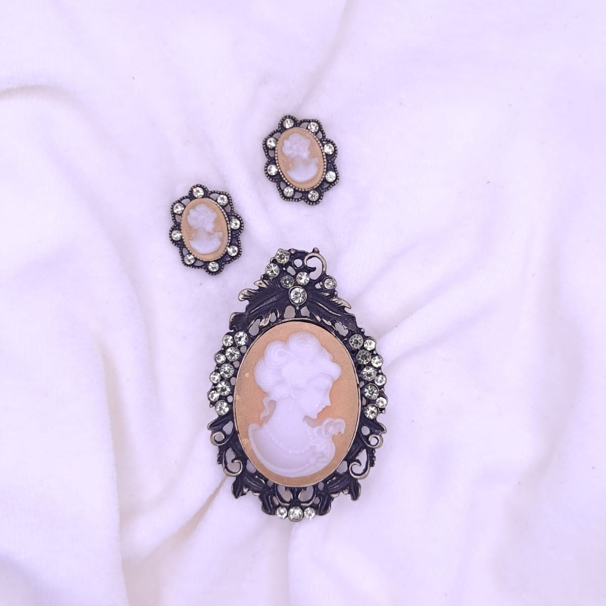 Conjunto de Camafeu e Brincos Amarelo