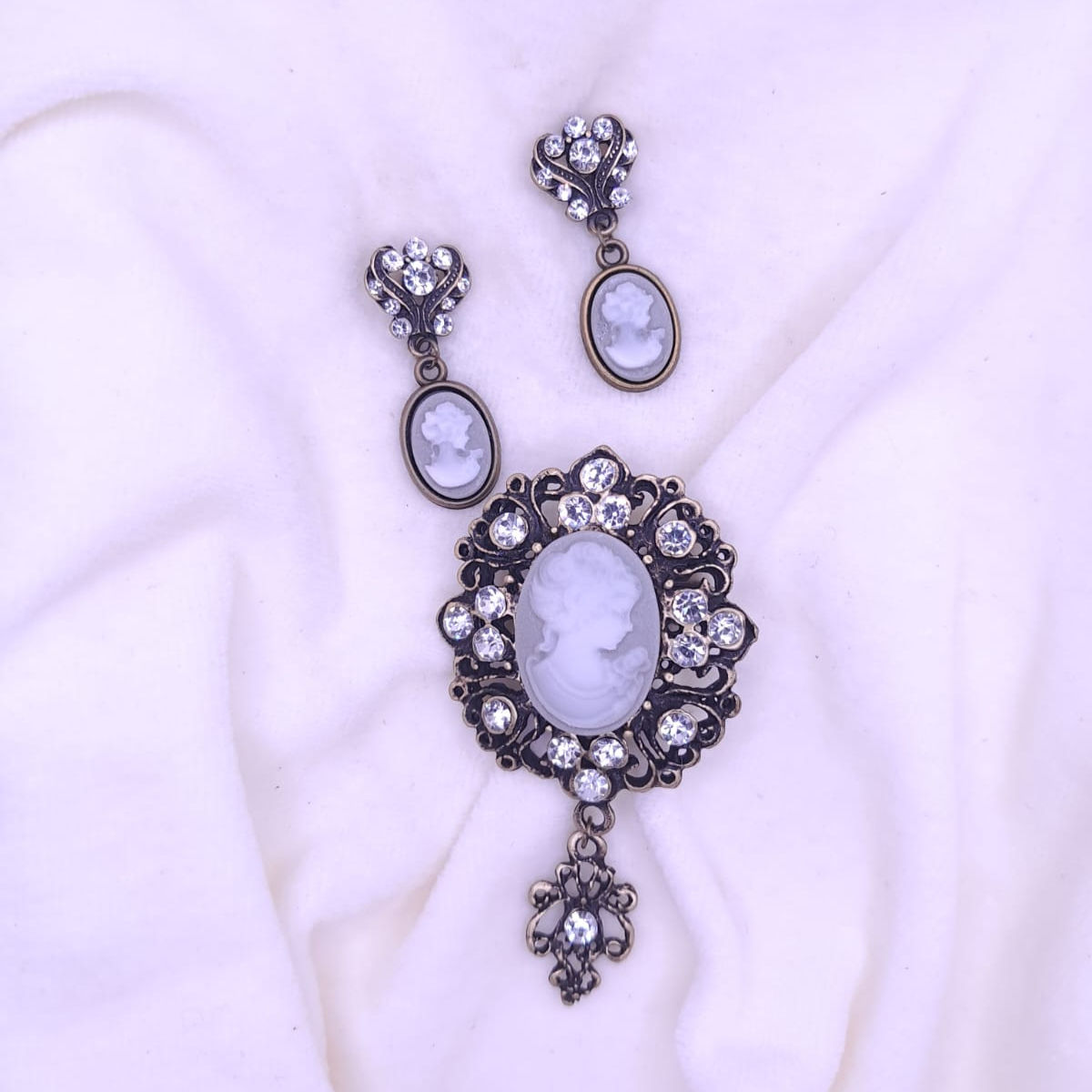 Conjunto de Camafeu e Brincos Cinza