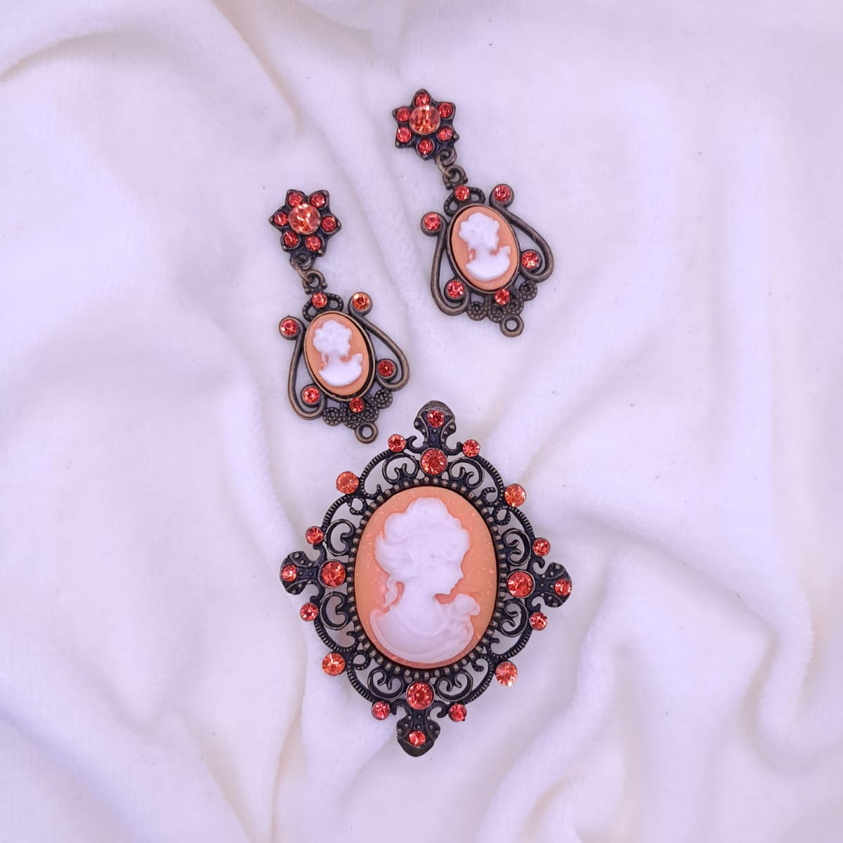 Conjunto de Camafeu e Brincos Laranja