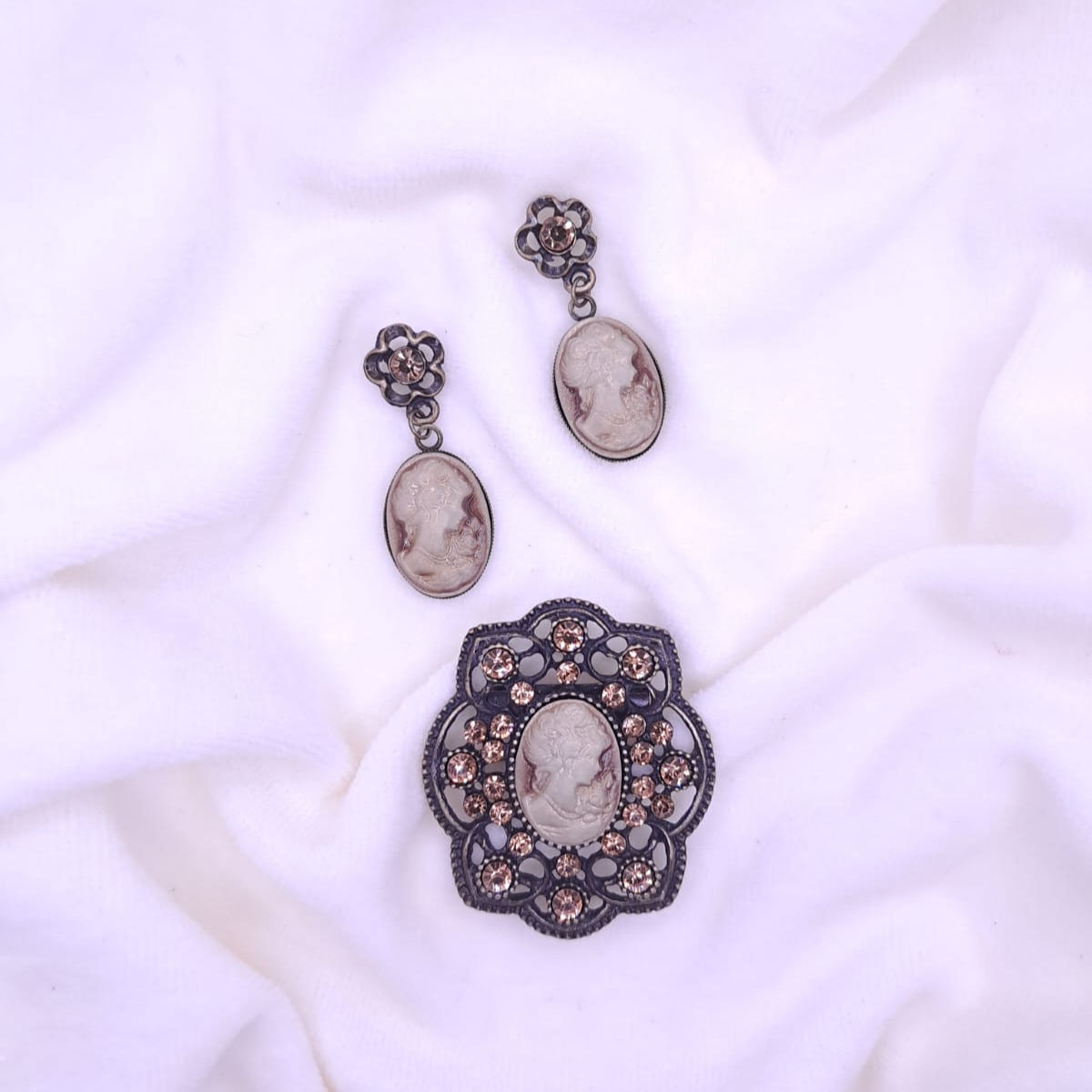 Conjunto de Camafeu e Brincos Neutro