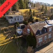 Verkaufte Doppelhaushälfte in Treuen-Schreiersgrün mit großem Garten und direktem Zugang zum Wald – vermittelt durch Schwandjak Immobilien in Zusammenarbeit mit Creutz Immobilien. Ländlicher Charme, vielseitige Nutzungsmöglichkeiten und solide Bausubstanz in ruhiger Lage.