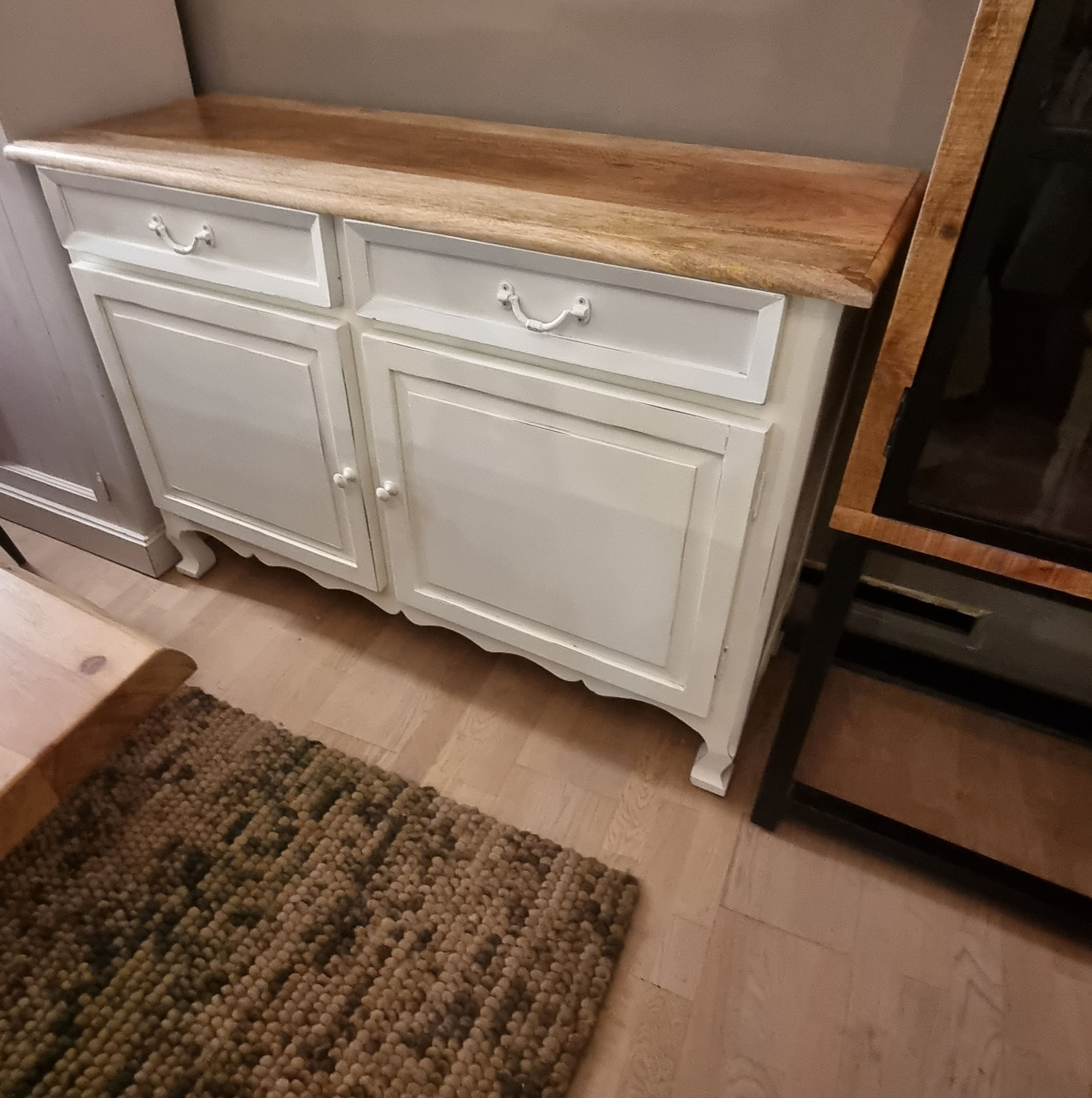 Madia credenza shabby light