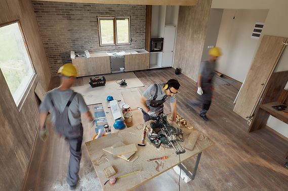 Küchenbauer beim Einbau der Küche nach abgeschlossenem Innenausbau 
