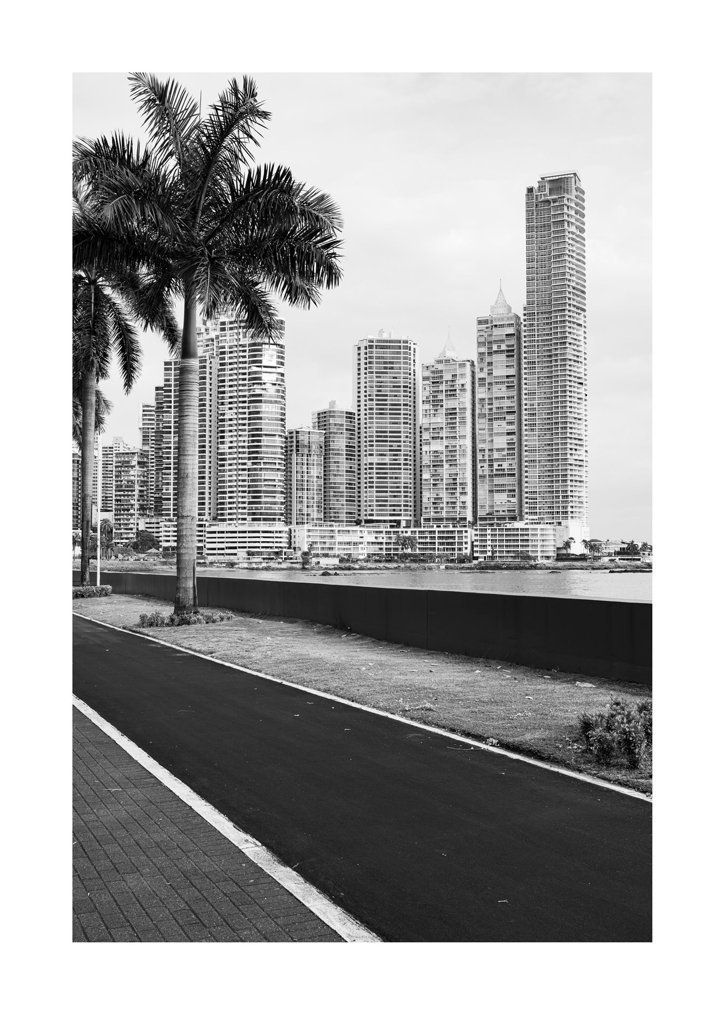 Arquitectura de Ciudad de Panamá en blanco y negro, mirada urbana y contemporánea.