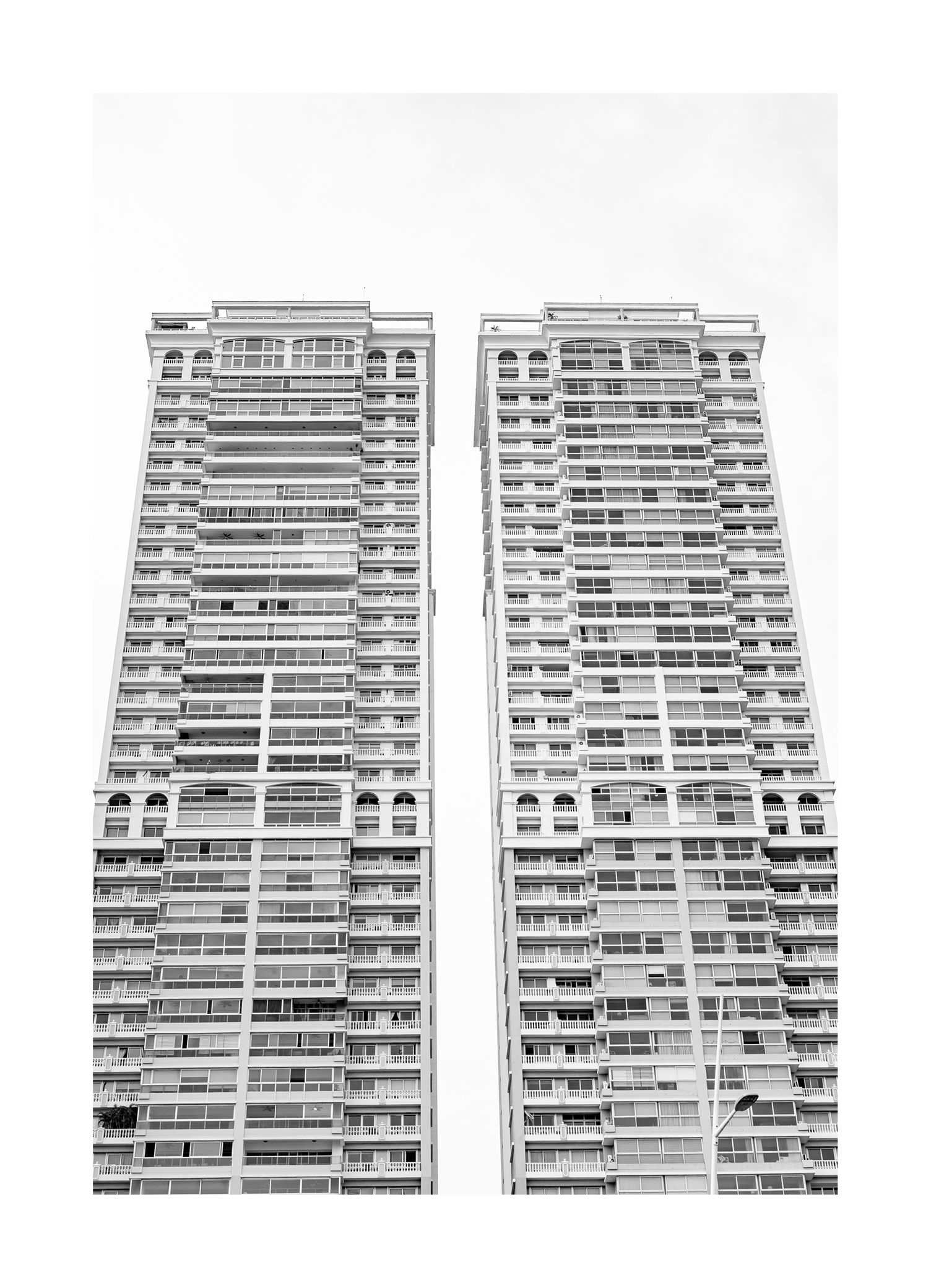 Composición urbana en blanco y negro de la arquitectura de Ciudad de Panamá.