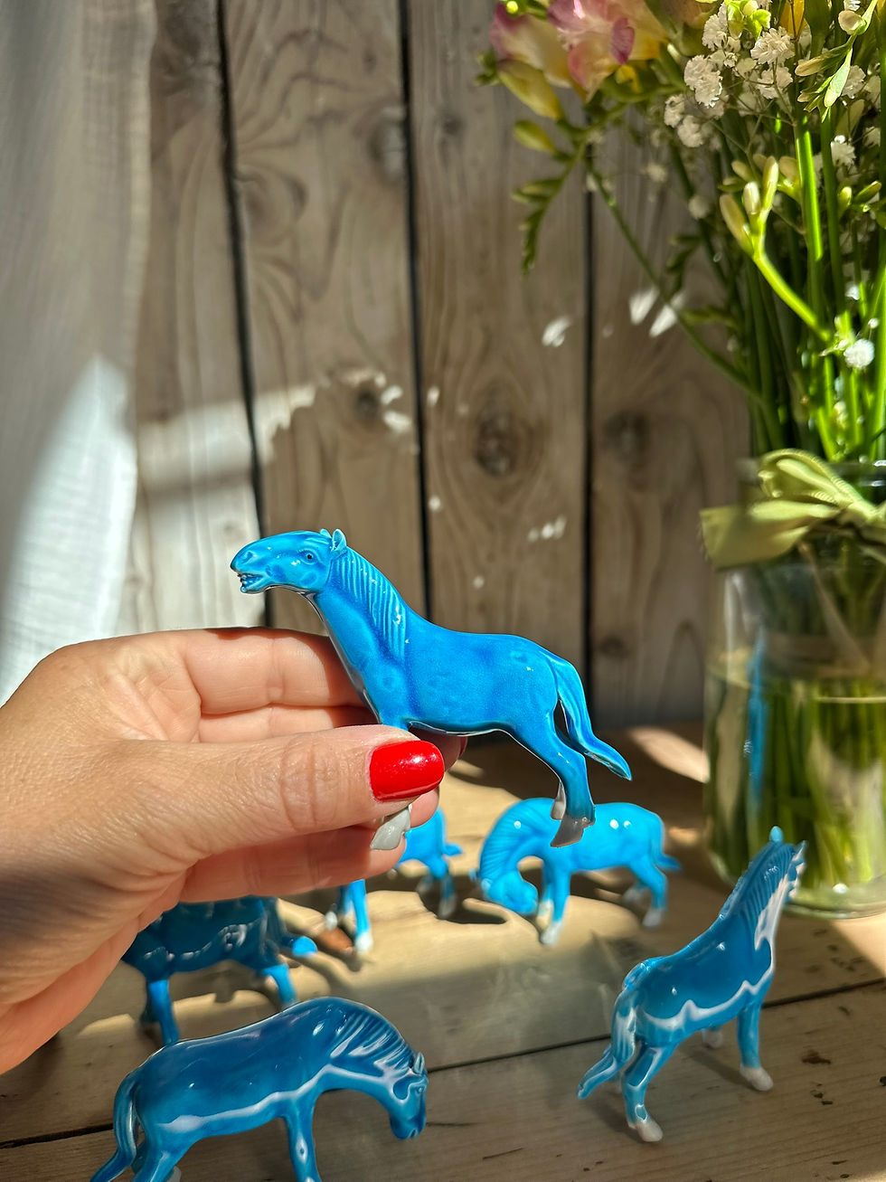 Miniature : Chevaux miniatures anciens en porcelaine émaillée bleue – Lot de 8