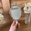 Miniature : Miroir à main ancien en métal doré – décor d’angelots
