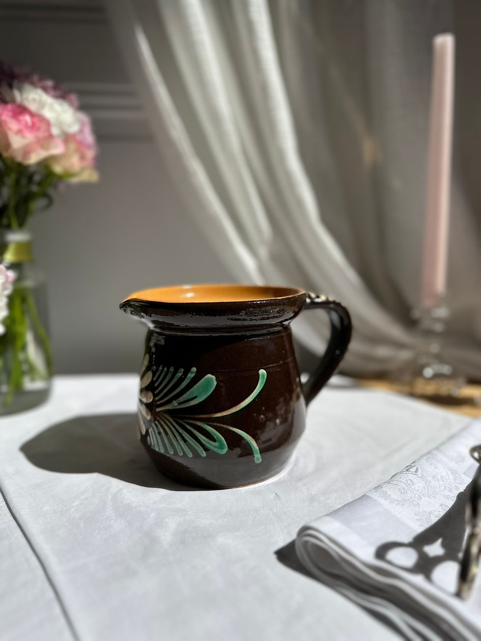 Miniature : Pot ancien en grès brun à décor floral vert et crème