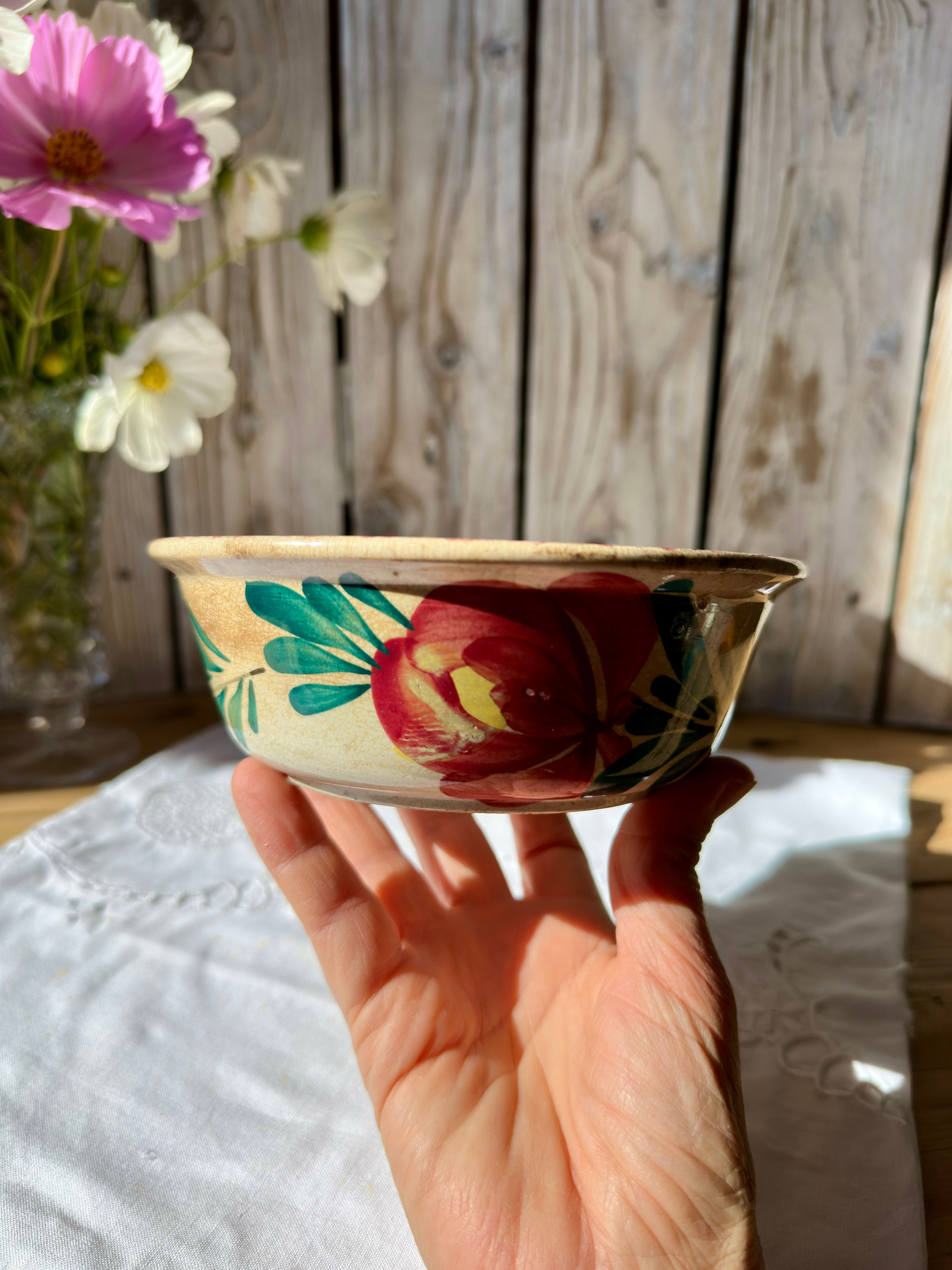 Petit bol ancien en faïence – décor floral et scène champêtre