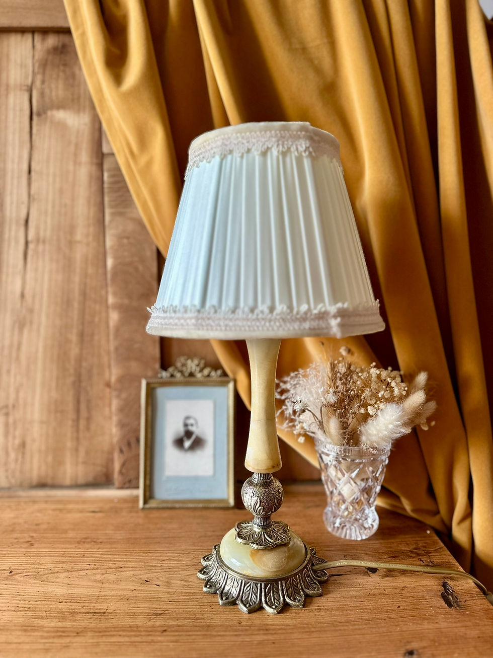 Miniature : Lampe ancienne en pierre et laiton – abat-jour plissé à galon velours