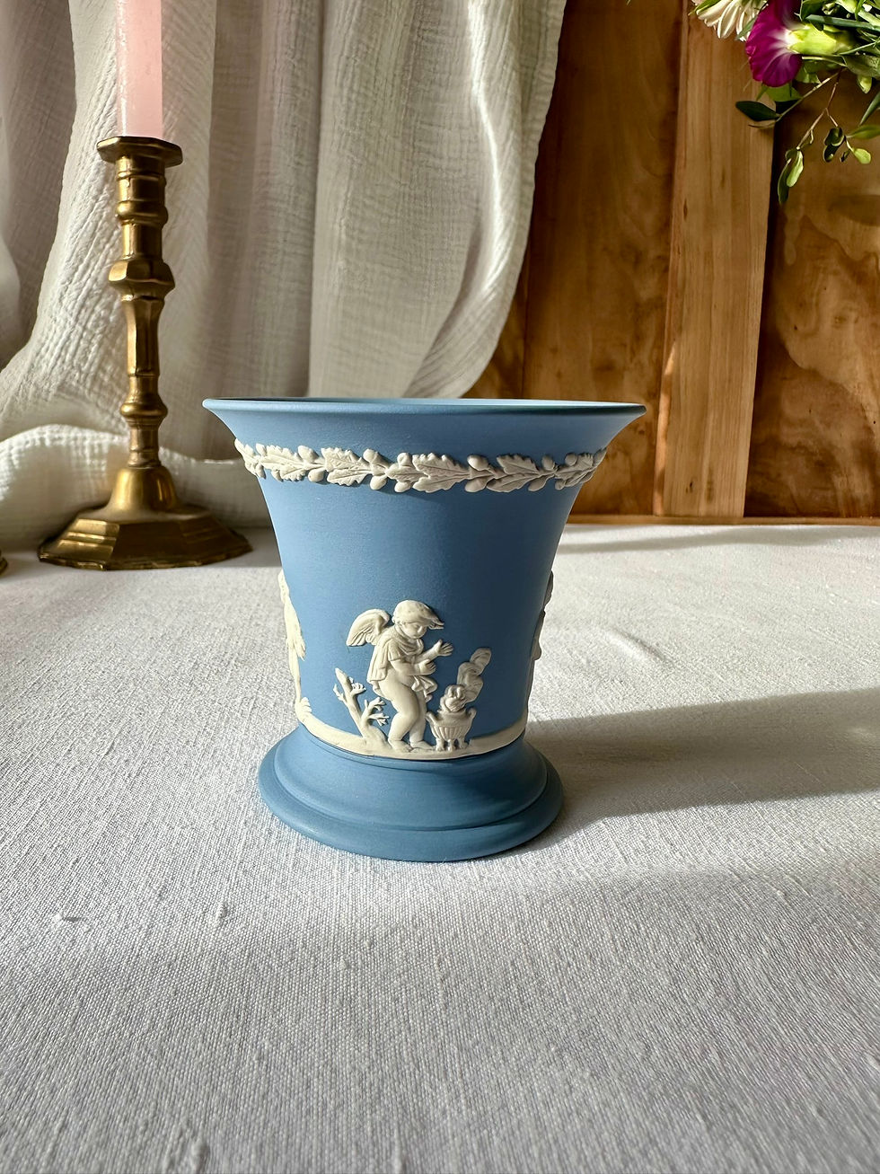 Miniature : Vase ancien Wedgwood bleu – Décor en relief, style jasperware