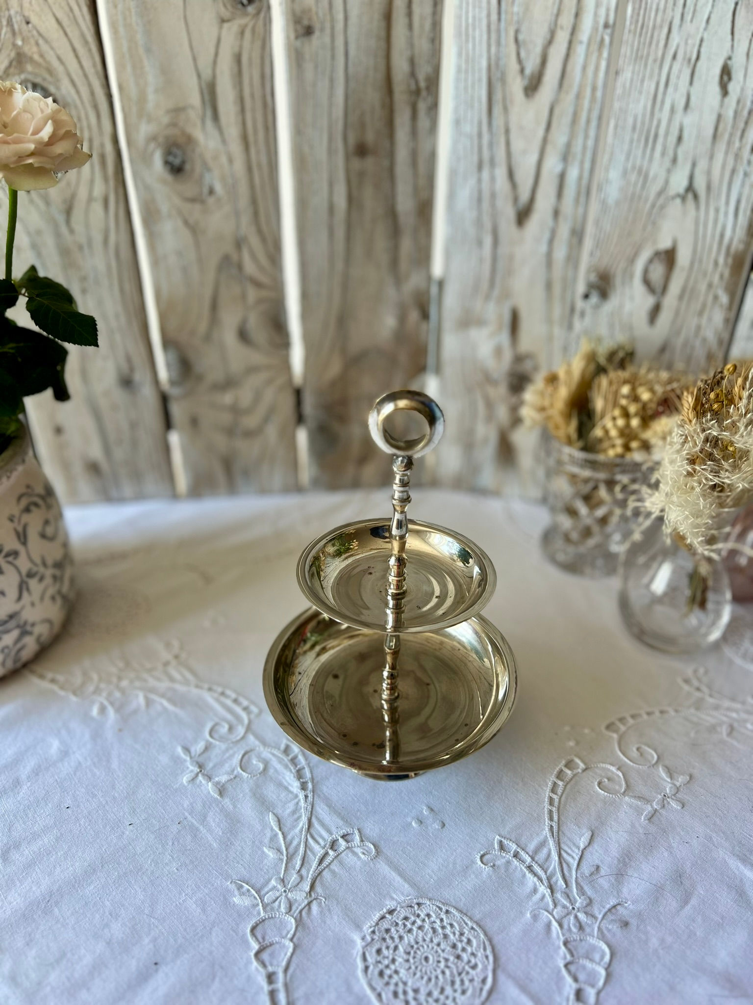 Présentoir ancien à deux étages en métal argenté