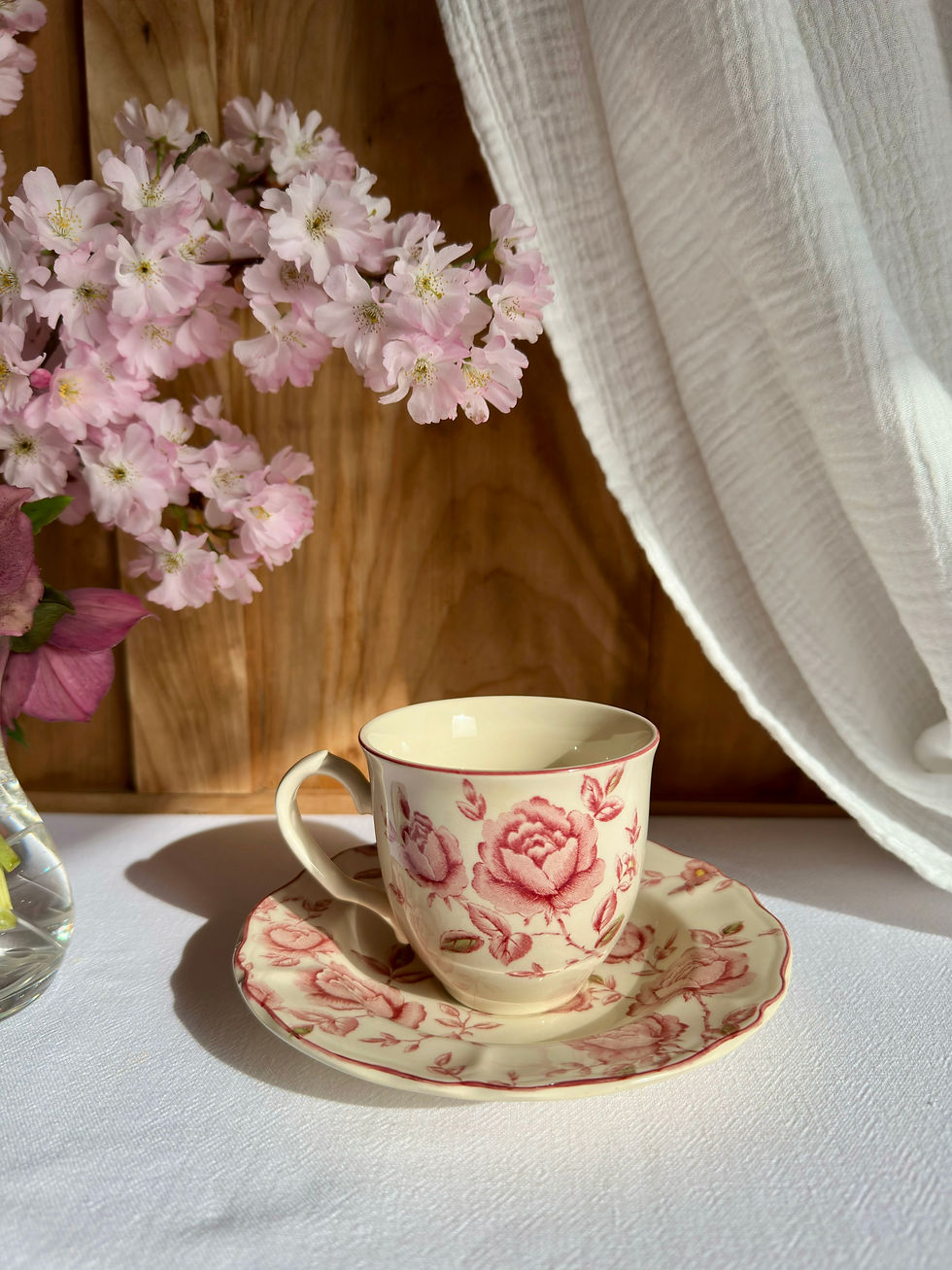 Miniature : Duo tasse et soucoupe en porcelaine – décor de roses anciennes