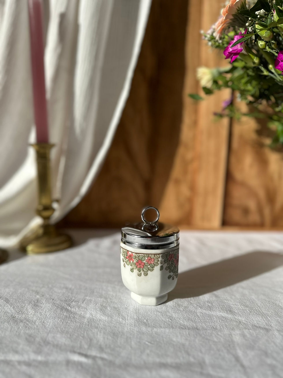 Miniature : Coquetier ancien en porcelaine avec couvercle – décor floral