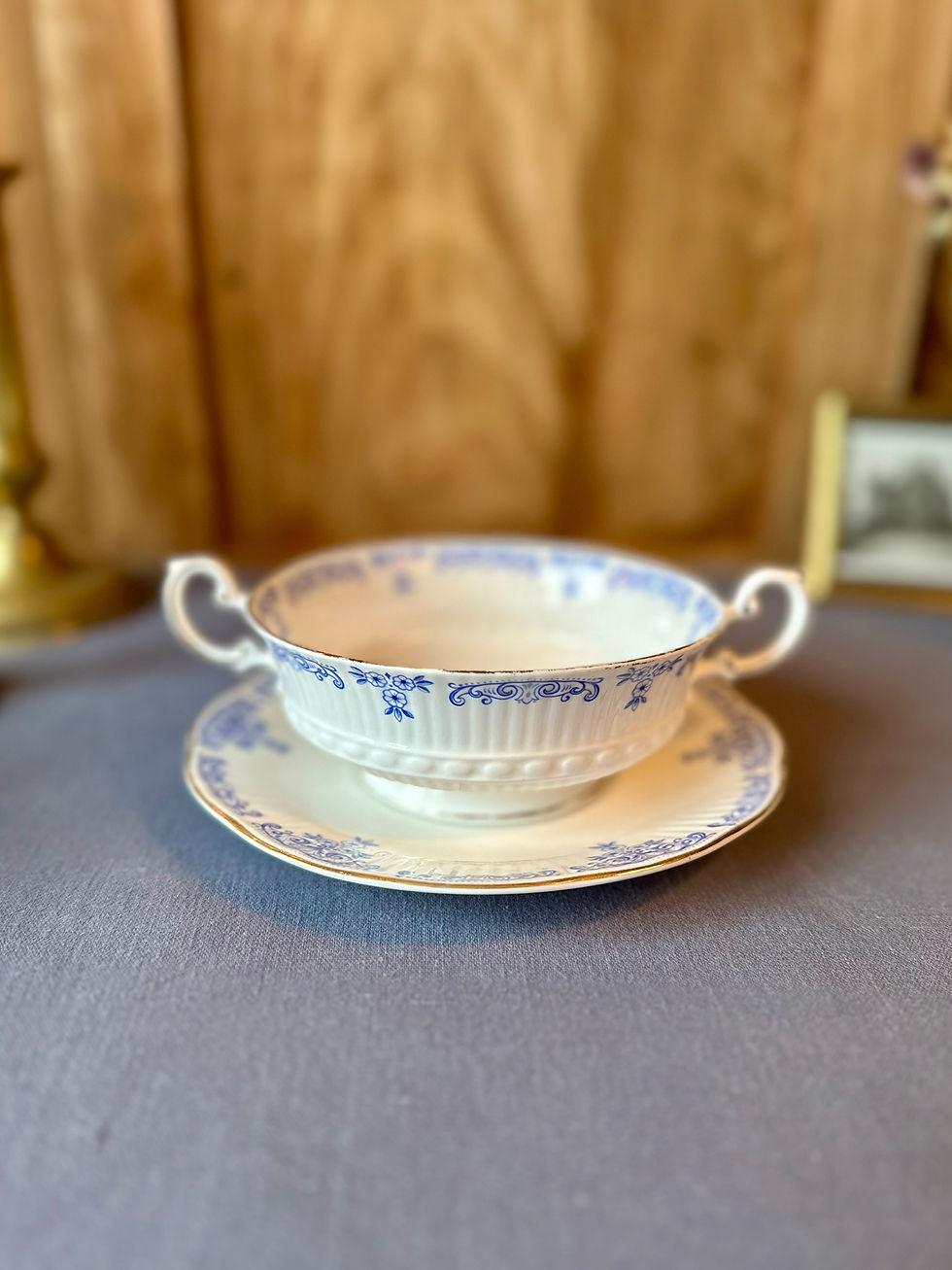 Miniature : Bol ancien à oreilles et sa soucoupe – Décor bleu « Fontainebleu »