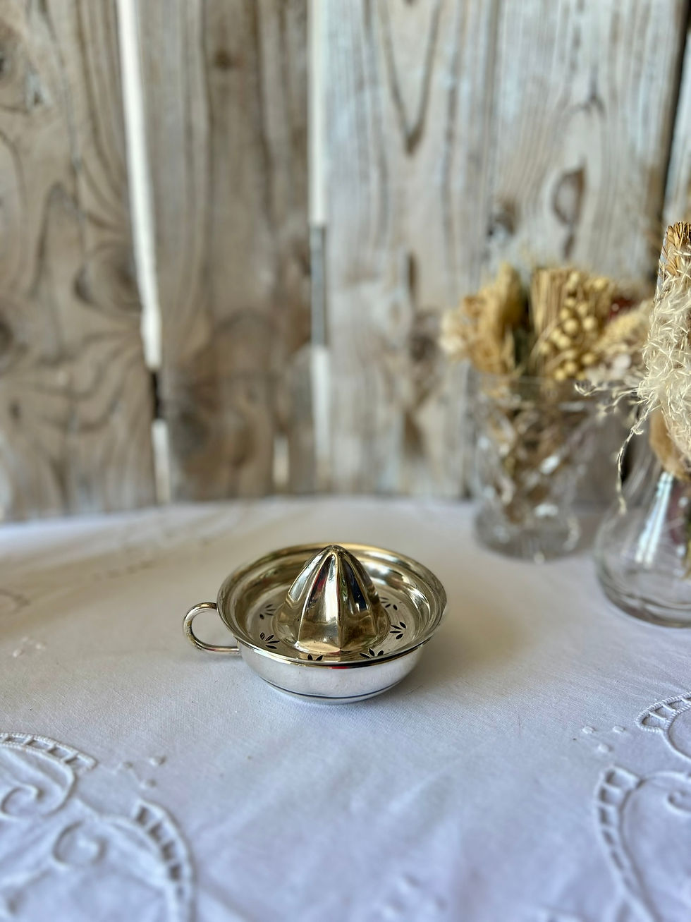 Presse-agrumes ancien en métal argenté