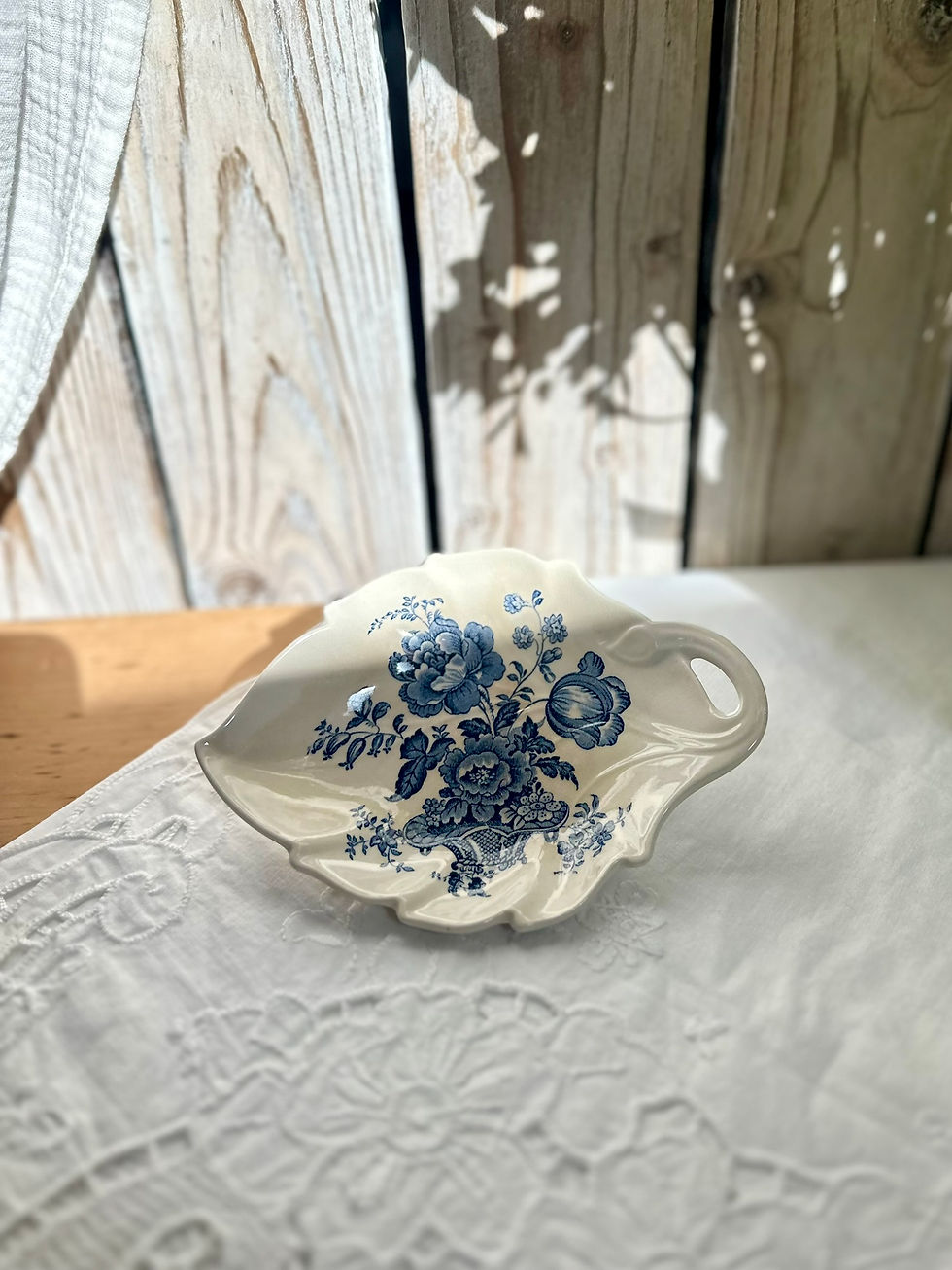 Miniature : Coupelle ancienne feuille en faïence anglaise Crown Devon – Décor bleu et blanc