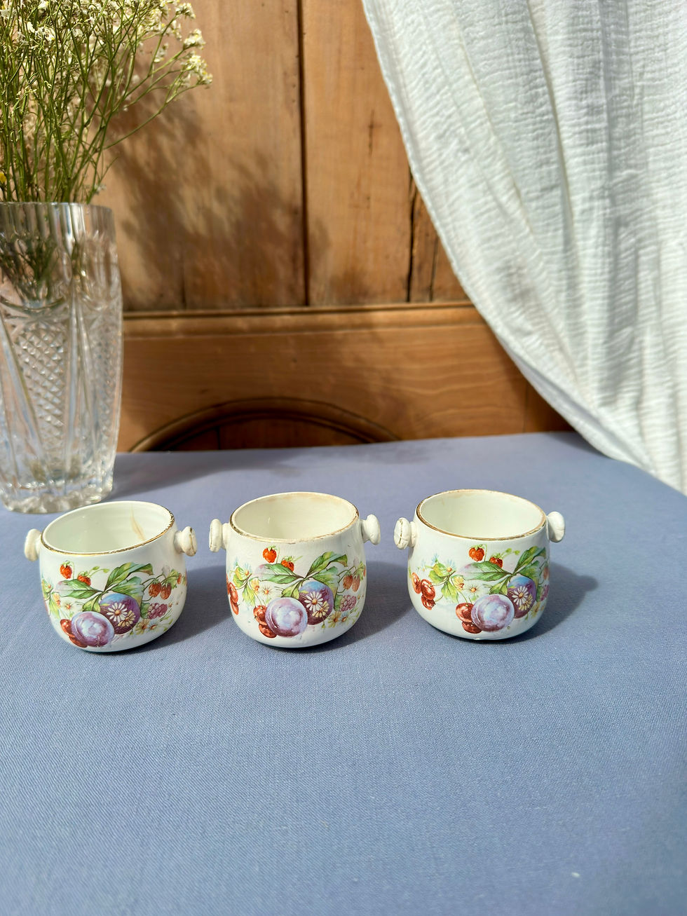 Miniature : Lot de 3 petits pots anciens en porcelaine à décor de fruits