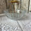 Miniature : Saladier ancien en verre moulé transparent – décor ciselé floral et géométrique
