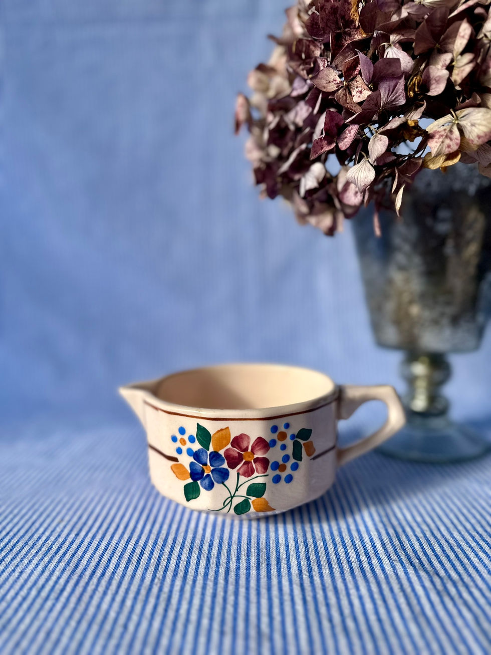 Saucière ancienne – Faïencerie Saint-Amand (France), décor floral peint