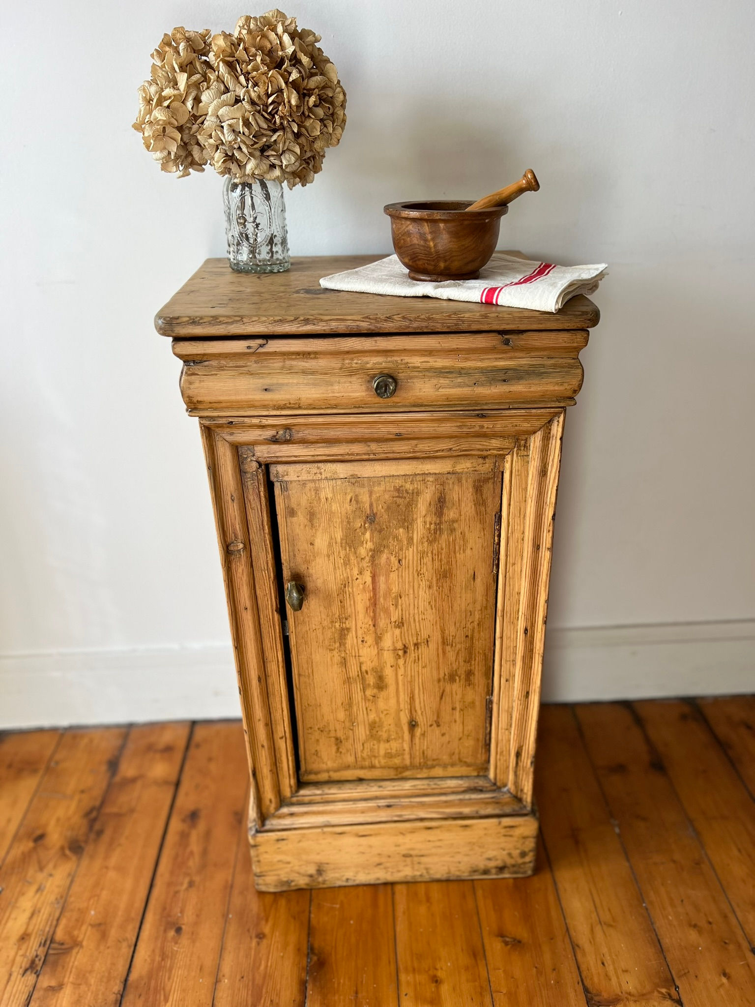 Meuble de rangement en bois patiné