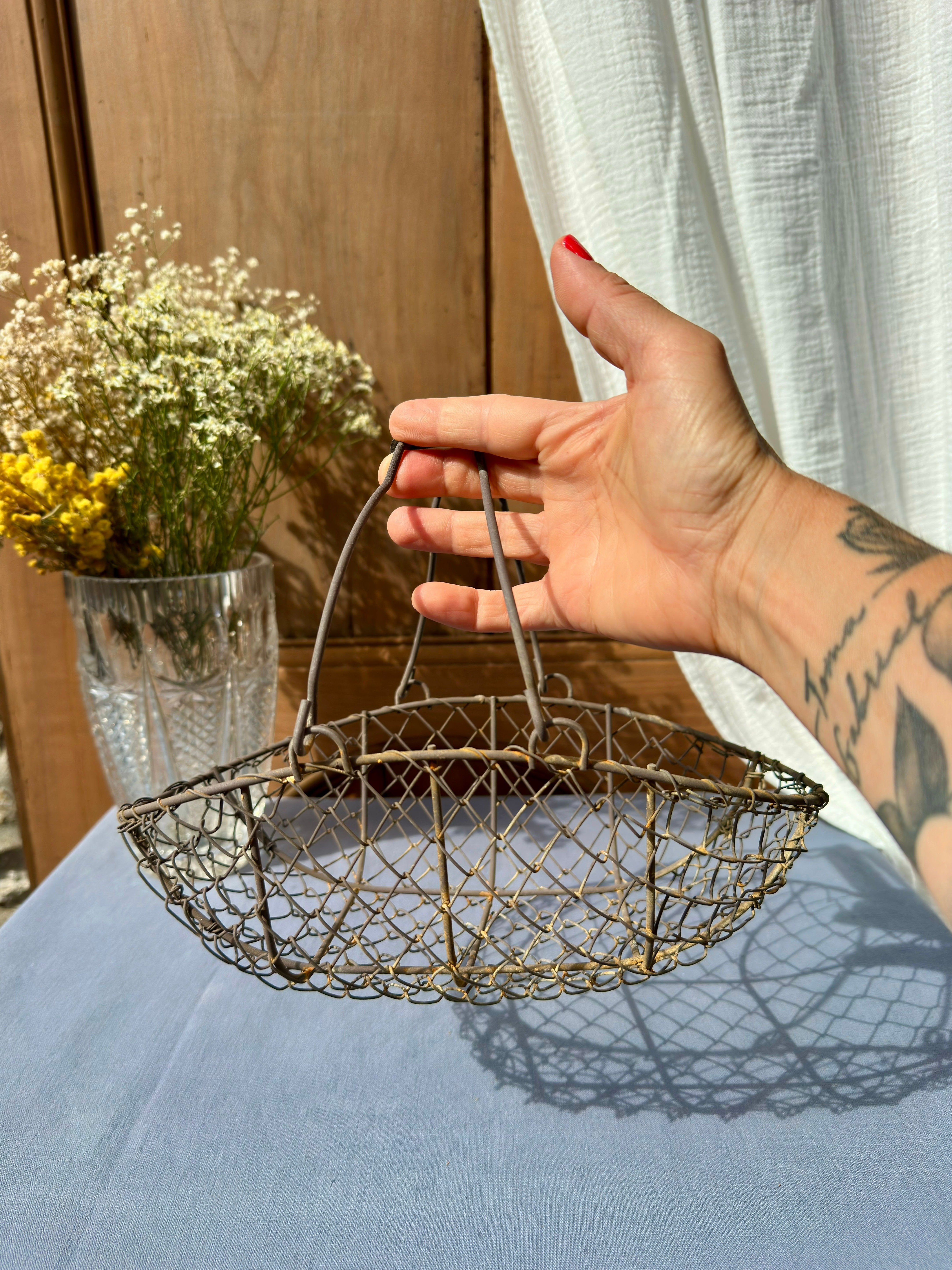 Panier ancien en fil de fer avec poignées en bois