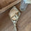 Miniature : Miroir à main ancien en métal doré – décor d’angelots