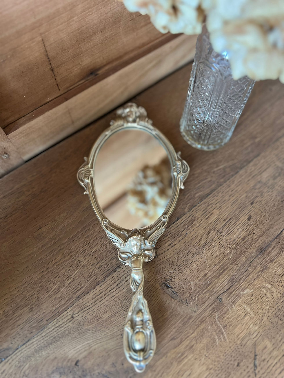 Miniature : Miroir à main ancien en métal doré – décor d’angelots