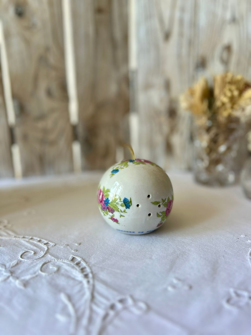 Miniature : Boule de senteur ancienne en porcelaine – Bergère de France
