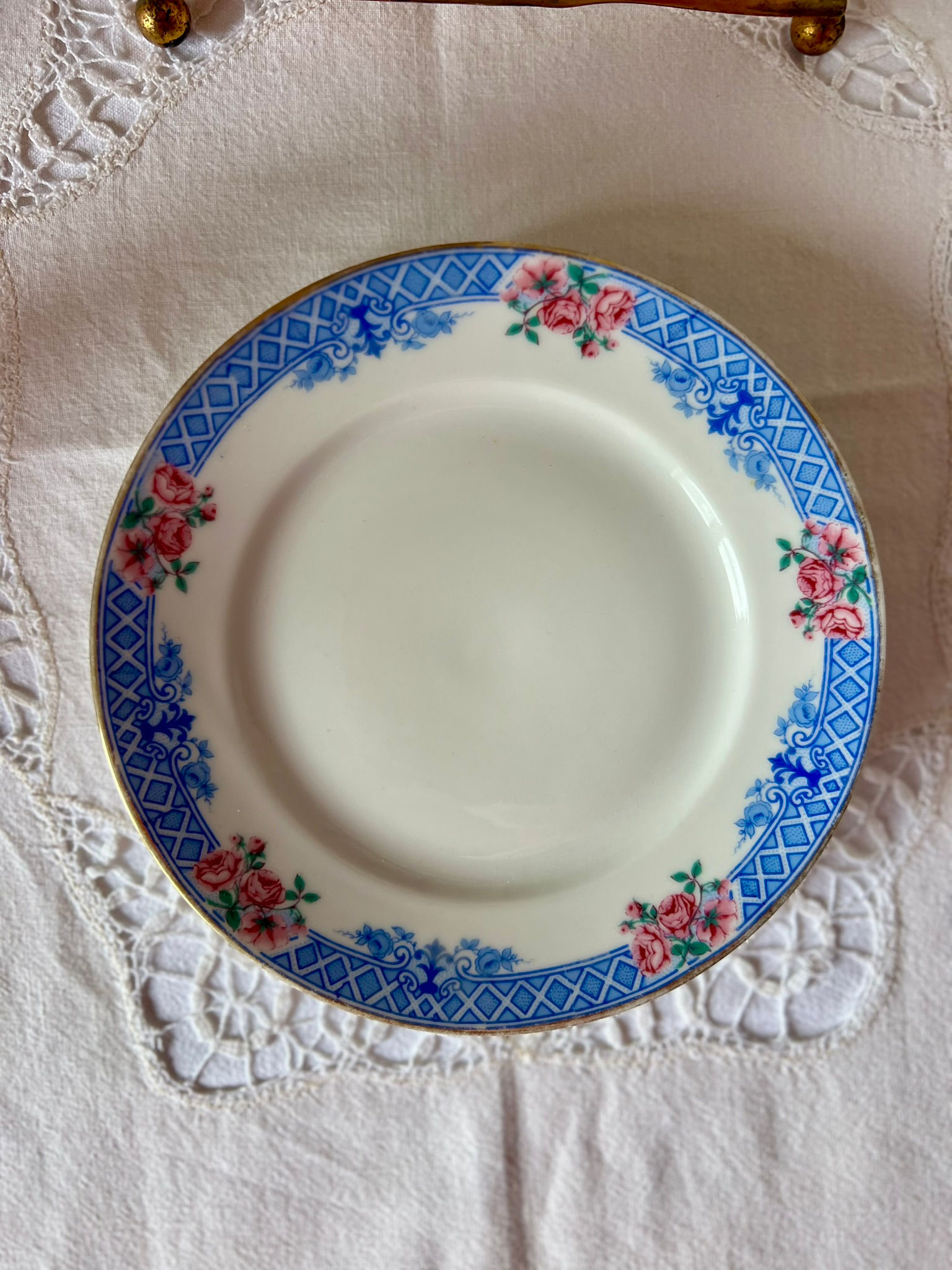 Assiette en céramique française à décor floral Modèle Ø 23 cm
