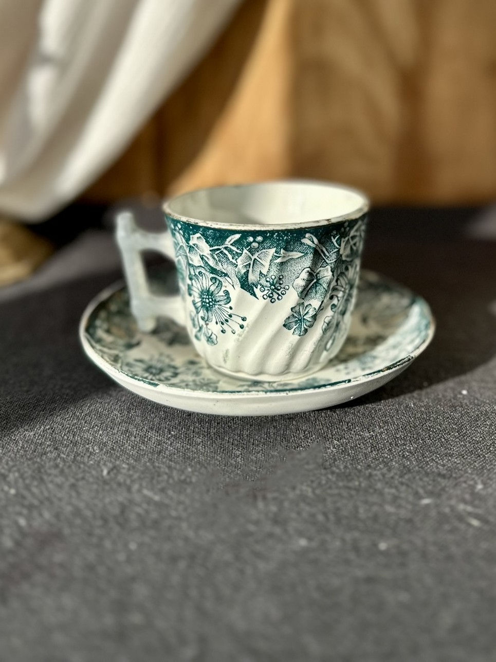 Miniature : Tasse et sous-tasse anciennes – modèle “Lierre” – Saint-Amand & Hamage