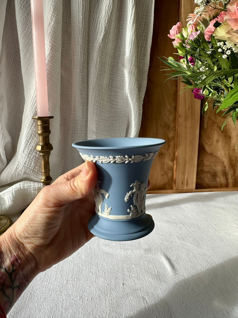 Miniature : Vase ancien Wedgwood bleu – Décor en relief, style jasperware