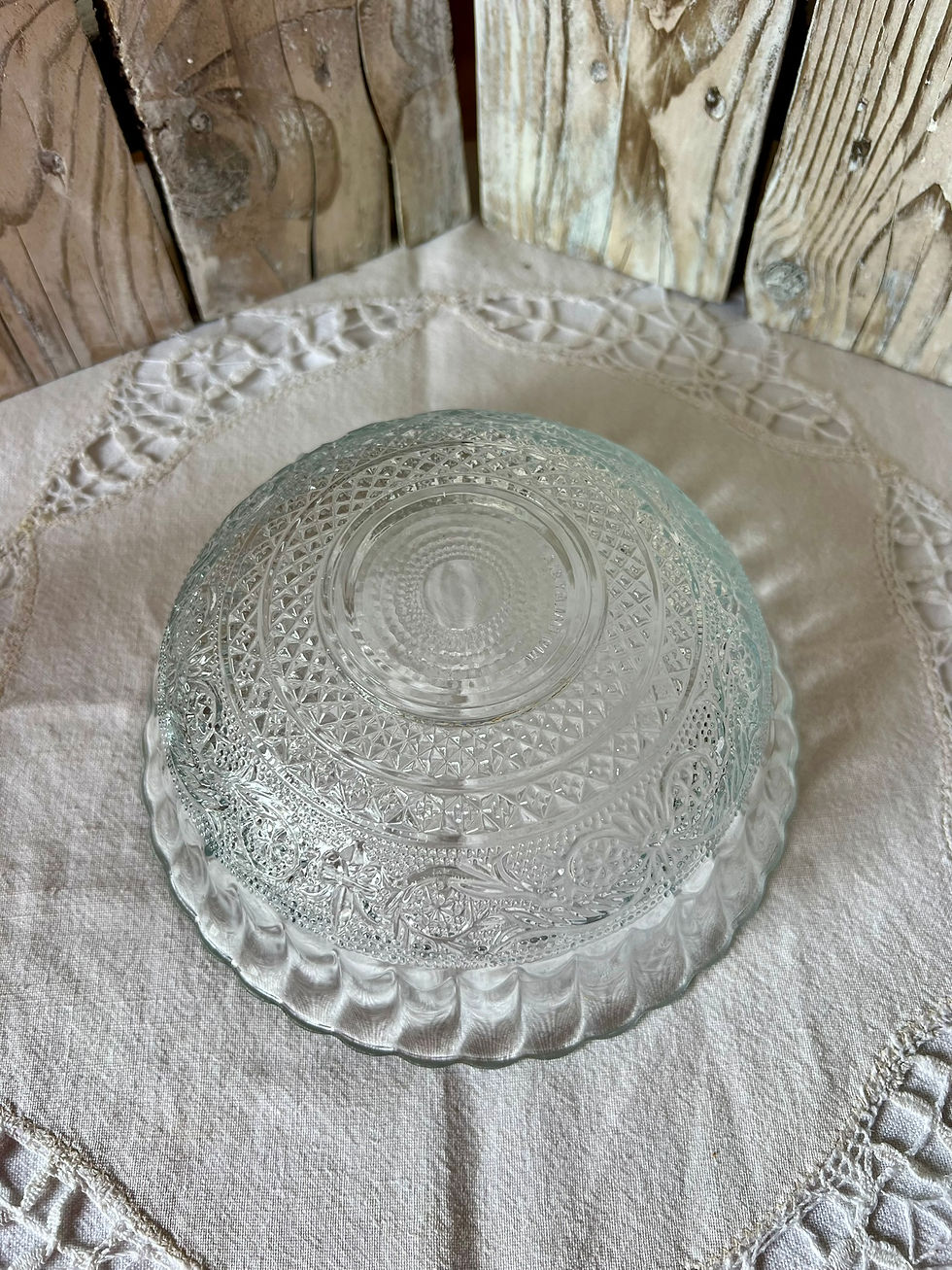 Miniature : Saladier ancien en verre moulé transparent – décor ciselé floral et géométrique