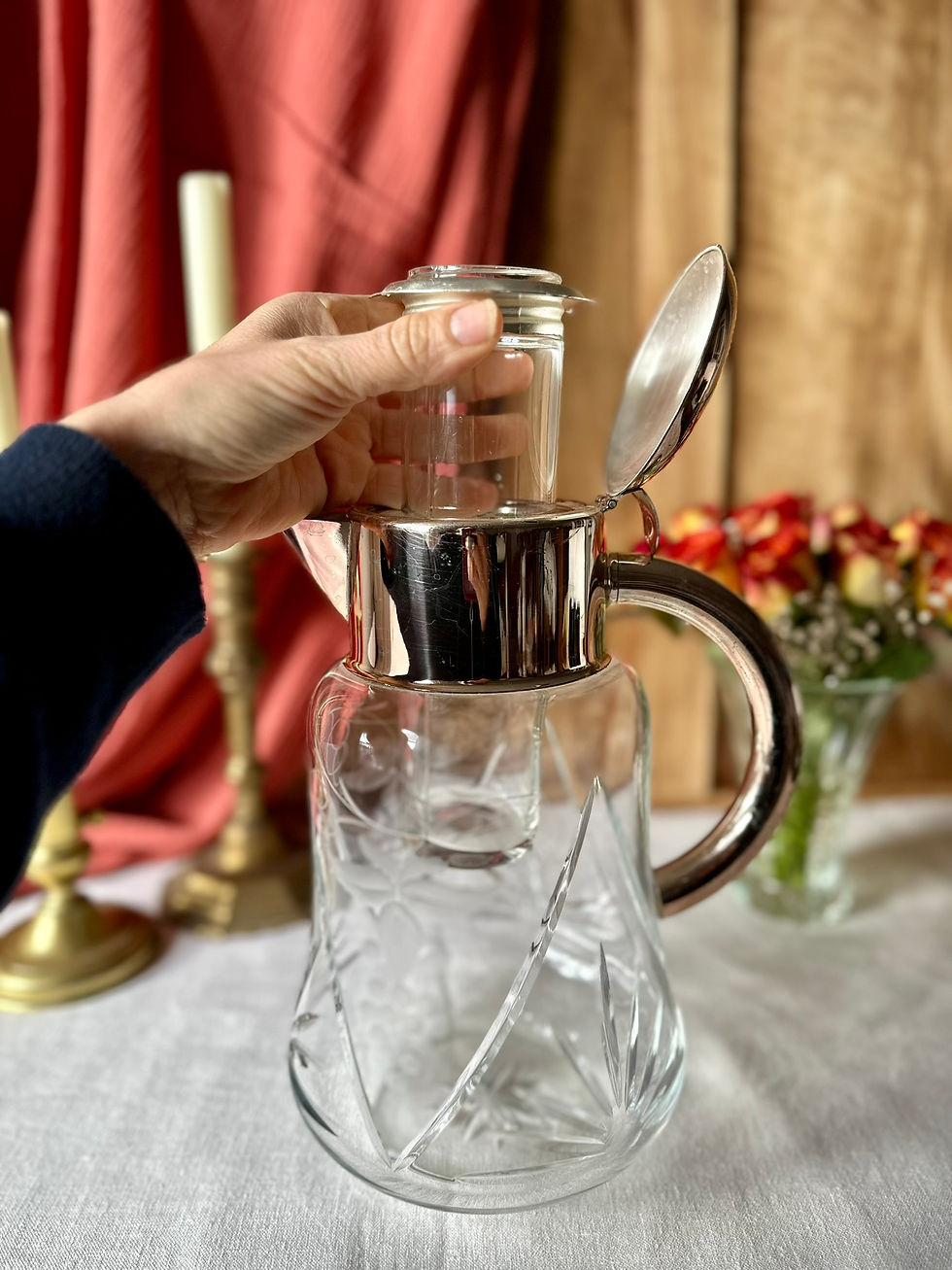 Miniature : Carafe ancienne en verre taillé avec compartiment à glace – 26 cm