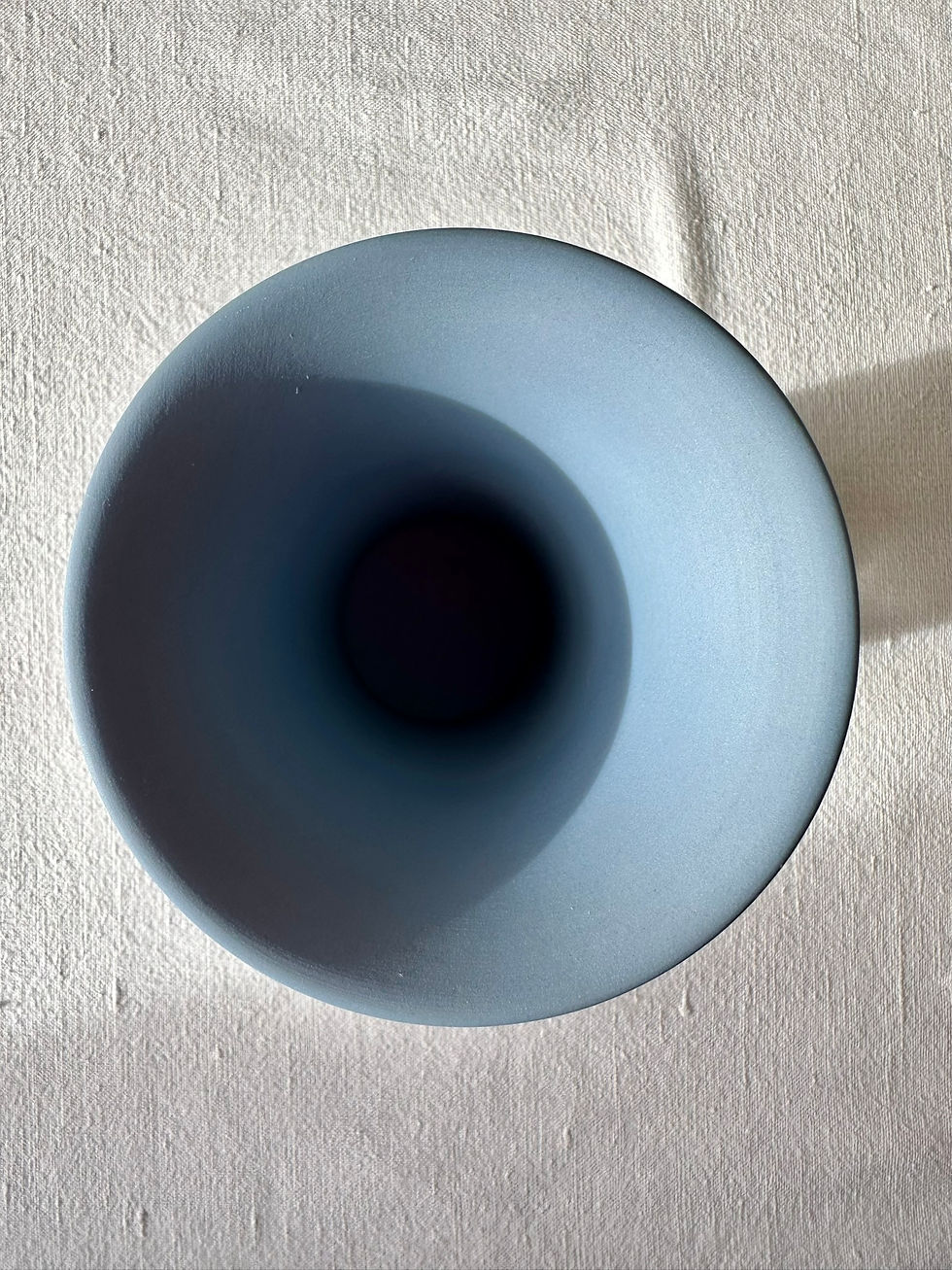 Miniature : Vase ancien Wedgwood bleu – Décor en relief, style jasperware