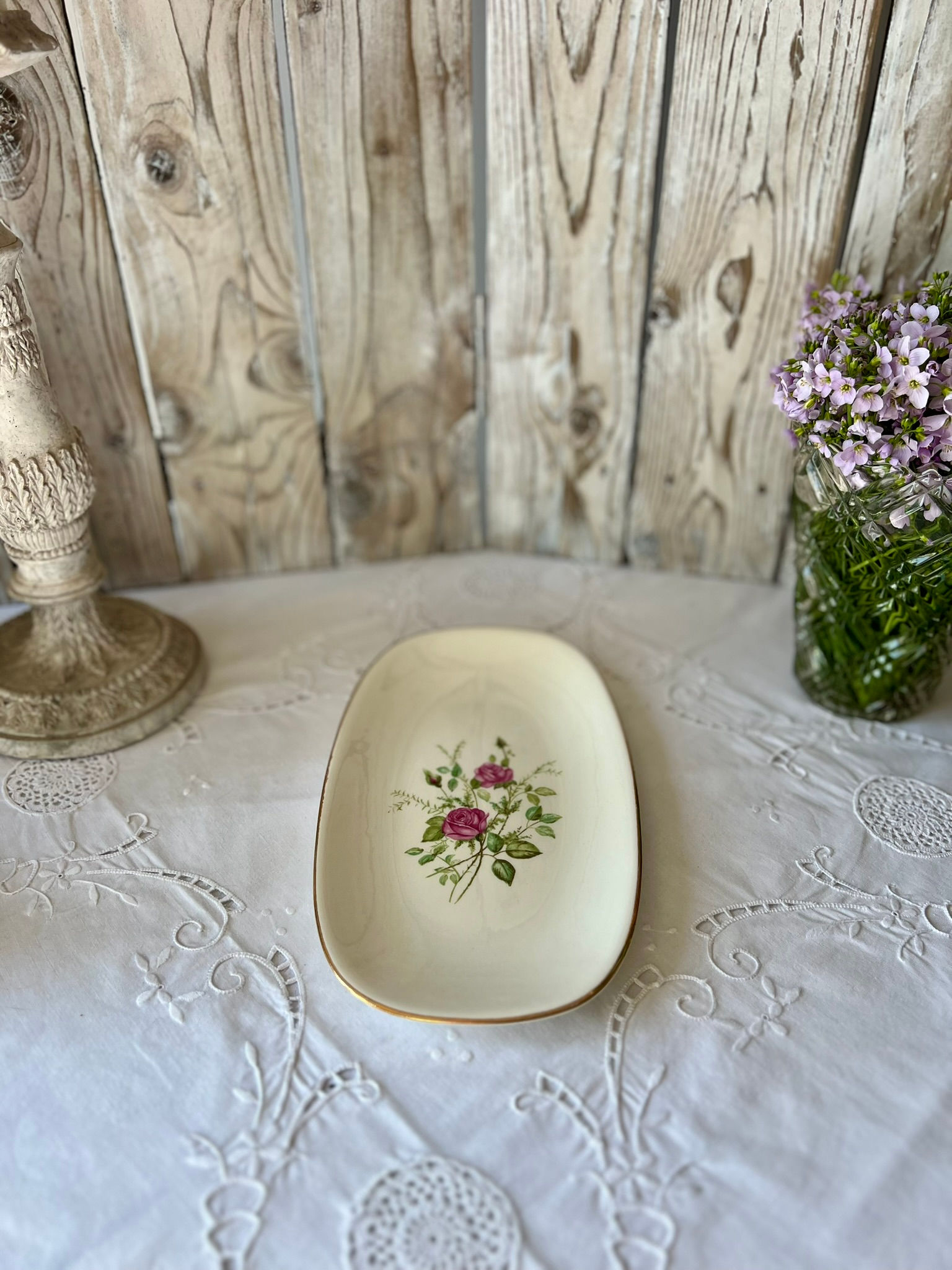Plat ancien ovale modèle Pompadour, maison Gien, France.